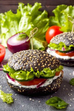 Süzme peynir krema ve sebze ile Vejetaryen Burger.