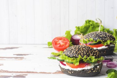 Süzme peynir krema ve sebze ile Vejetaryen Burger. Kopyalama alanı