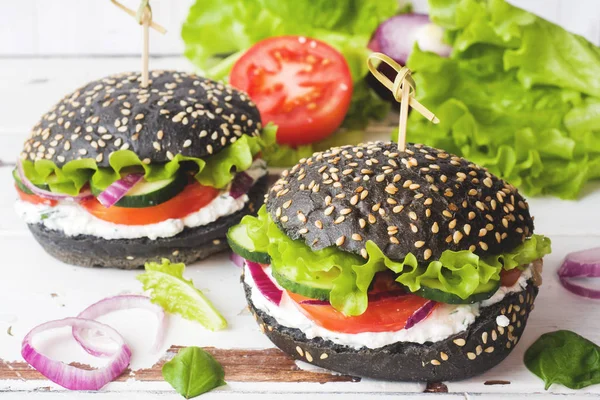 Süzme peynir krema ve sebze ile Vejetaryen Burger.