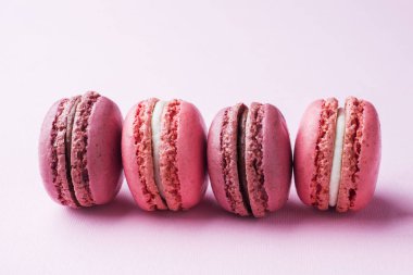 Pembe arka planda pembe tatlı makarna veya makaron. Seçici odaklama.