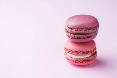 Pembe arka planda pembe tatlı makarna veya makaron. Seçici odak. Kopyalama alanı