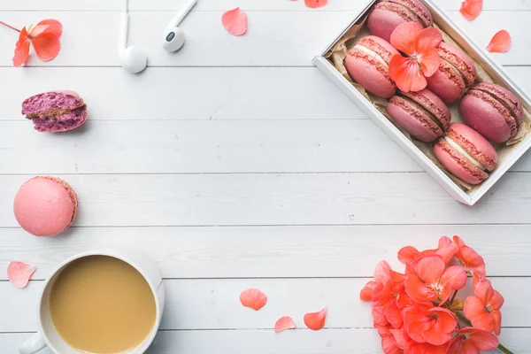 Tasse de café, biscuits macarons dans une boîte, fleurs sur fond blanc. espace de copie. concept beau Petit déjeuner. pose plate — Photo