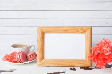 Beyaz arka plan daki bir tabakta bir fincan kahve ve makarna kurabiyesi. boşluk kopyalama Boş metin çerçevesi.