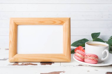 Beyaz arka plan daki bir tabakta bir fincan kahve ve makarna kurabiyesi. boşluk kopyalama Boş metin çerçevesi.