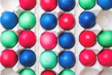 Kağıt hücrelerde renkli Paskalya yumurtaları. Yakın çekim.