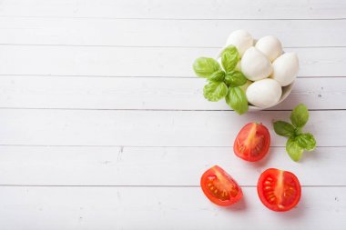 Mozzarella topları ve Fesleğen çanak, seçici odak Kopyalama alanı