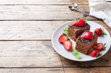 Çilek ve nane ile Çikolatalı trüf kek. Tahta masa. Kopyalama alanı