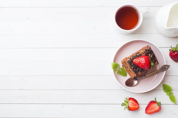 Pastel de trufa con chocolate y fresas y menta en una mesa de madera blanca. Enfoque selectivo. Copiar espacio — Foto de Stock