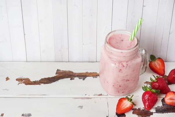 Hausgemachter Joghurt mit frischen Erdbeeren in einem Glas auf weißem Holzgrund. Selektiver Fokus. Kopierraum. — Stockfoto