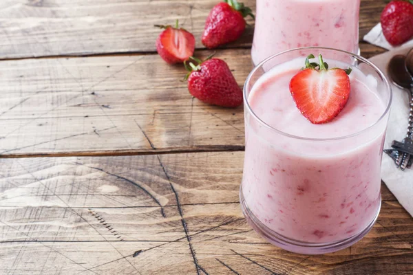 Hausgemachter Joghurt mit frischen Erdbeeren in Gläsern auf einem hölzernen Hintergrund. Selektiver Fokus. Kopierraum. — Stockfoto