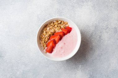 Taze çilek ve müsli ile ev yapımı yoğurt. Sağlıklı bir kahvaltı kavramı. Kopyalama alanı.