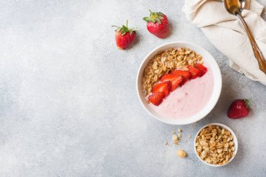 Taze çilek ve müsli ile ev yapımı yoğurt. Sağlıklı bir kahvaltı kavramı. Kopyalama alanı.