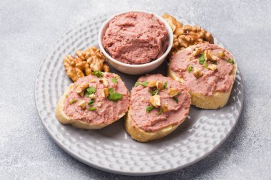 Masaya servis kahvaltı. Tavuk sandviç ezme ve tereyağı. Çay