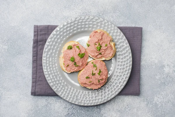 Сэндвичи с куриным паштетом и маслом на столе . — стоковое фото