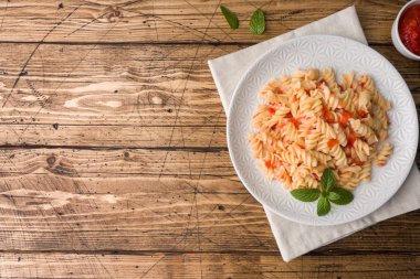 Sarmal makarna bir tabakta kiraz domates ve domates sosu ile karıştırılır. Kopyalama alanı