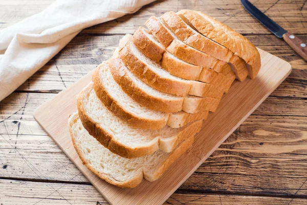 Weißbrot für Toast auf einem Holztisch. — Stockfoto