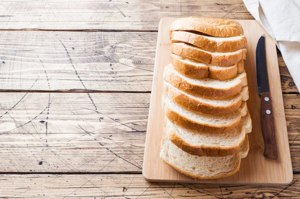 Kawałki białego chleba chleb na tosty na drewnianym stole. Kopiuj przestrzeń — Zdjęcie stockowe