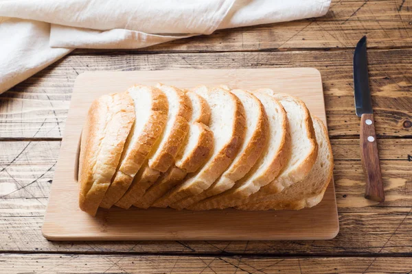 Morceaux de pain blanc à griller sur une table en bois . — Photo