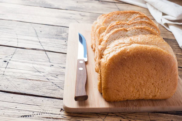 Pezzi di pane bianco da tostare su un tavolo di legno. Copia spazio — Foto Stock