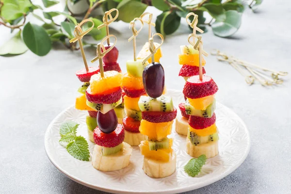 新鲜水果在串。夏季派对概念自助餐. — 图库照片