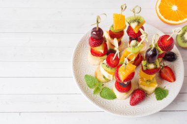 Şişlerde taze meyve. Bir yaz partisi için konsept büfe. Kopyalama alanı