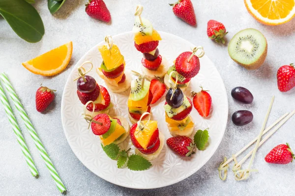 Fruta fresca em espetos. Buffet de conceito para uma festa de verão . — Fotografia de Stock