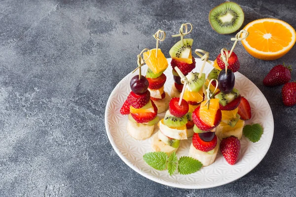 Fruits frais sur brochettes. Buffet concept pour une fête d'été. Espace de copie — Photo