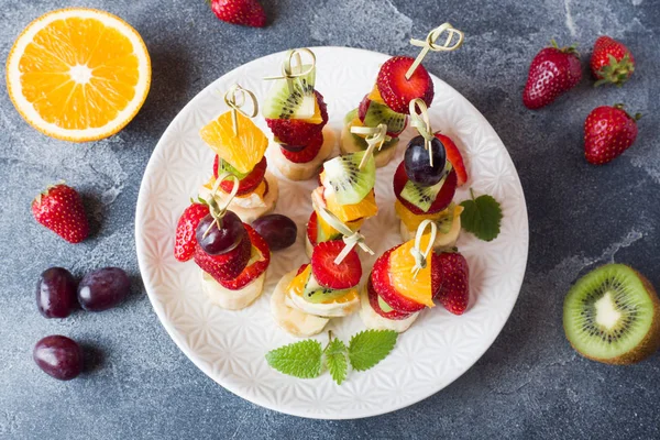 Fruta fresca em espetos. Conceito buffet para uma festa de verão. Espaço de cópia — Fotografia de Stock