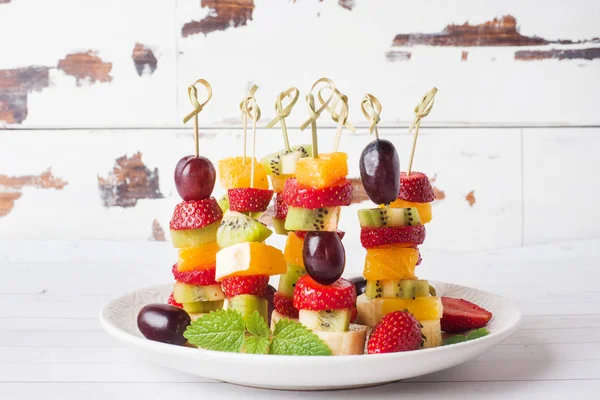 Fruta fresca em espetos. Conceito buffet para uma festa de verão. Espaço de cópia — Fotografia de Stock