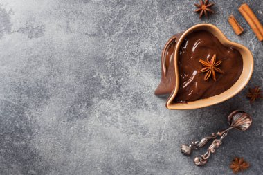 Tarçın ve anason ile çikolata ezmesi. Koyu beton masada çikolata ile Fondü. kopyalama alanı