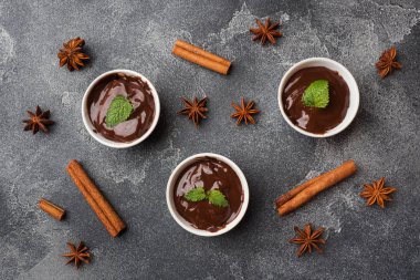 Nane, tarçın ve kopya alanı ile koyu arka plan üzerinde anason ile çikolata ezmesi.