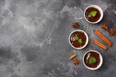 Nane, tarçın ve kopya alanı ile koyu arka plan üzerinde anason ile çikolata ezmesi.