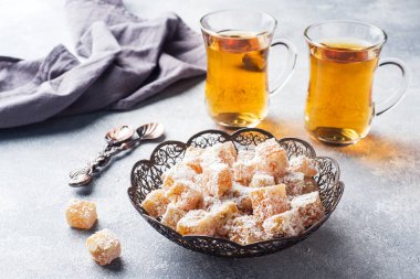 Türk lokumu oyma metal kase fındık ve çay bardağına Kupası, seçici odak ile