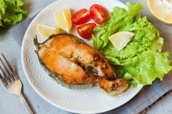 Стейк запеченный лосось рыбы на тарелке со свежими овощами . — стоковое фото