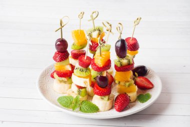 Şişlerde taze meyve. Bir yaz partisi için konsept büfe. Kopyalama alanı