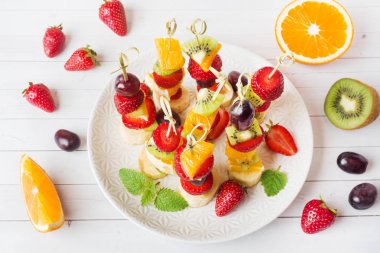 Şişlerde taze meyve. Bir yaz partisi için konsept büfe.