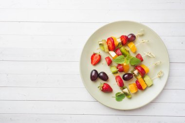 Şişlerde taze meyve. Bir yaz partisi için konsept büfe. Kopyalama alanı