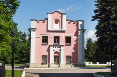 Moskova, Rusya - 26 Mayıs 2019: Park Marfino malikanesindeki eski binalar.