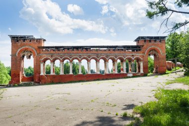 Moskova, Rusya - 26 Mayıs 2019: Kambur kemer köprü ve sütun, Gotik canlanma tarzında inşa, antik emlak Marfino