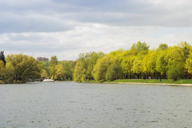 Moskova, Rusya - 03 Mayıs 2019: Moskova'daki Novodevichy manastırı yakınlarındaki Gölet ve Park. Yaz manzarası.