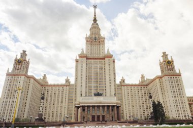 Moskova, Rusya - 03 Mayıs 2019: Lomonosov Devlet Üniversitesi, Moskova'da ikonik bina ve gezi, Mgu