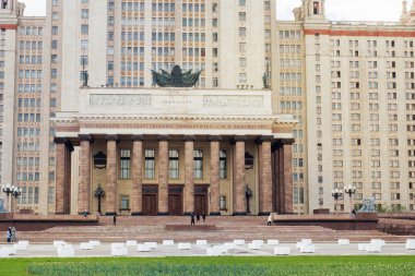 Moskova, Rusya - 03 Mayıs 2019: Lomonosov Devlet Üniversitesi, Moskova' da ikonik bina ve gezi, Mgu. Binanın ana girişi