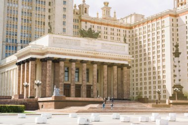 Moskova, Rusya - 03 Mayıs 2019: Lomonosov Devlet Üniversitesi, Moskova' da ikonik bina ve gezi, Mgu. Binanın ana girişi
