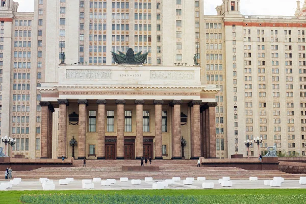 Moskova, Rusya - 03 Mayıs 2019: Lomonosov Devlet Üniversitesi, Moskova' da ikonik bina ve gezi, Mgu. Binanın ana girişi