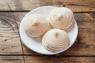 Ahşap bir masada karamel Vanilla Marshmallow Zephyr. Seçmeli odak. Boşluk Kopyala.