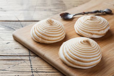 Ahşap bir masada karamel Vanilla Marshmallow Zephyr. Seçmeli odak. Boşluk Kopyala.