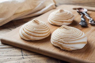 Ahşap bir masada karamel Vanilla Marshmallow Zephyr. Seçmeli odak. Boşluk Kopyala.