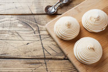 Ahşap bir masada karamel Vanilla Marshmallow Zephyr. Seçmeli odak. Boşluk Kopyala.