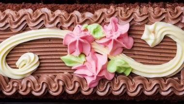 Krem güller ile süslenmiş çikolata dikdörtgen kek. Tatlı gıda bir şekerleme iş. Üst görünüm