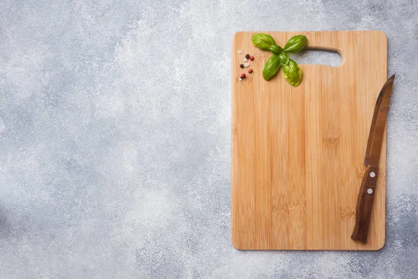 Empty wooden cutting board on kitchen table. Top view copy space — Stock Photo, Image